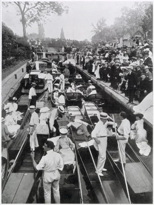 Framed Print : BOULTERs LOCK - on Ascot Sunday, when this was the fashionable place to be Framed Print : BOULTERs LOCK - on Ascot Sunday, when this was the fashionable place to be