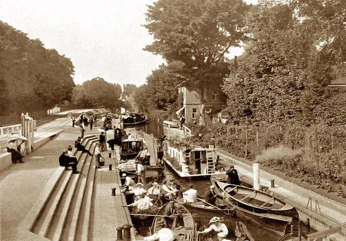 Framed Print : Boulters Lock, Maidenhead, early 1900s Framed Print : Boulters Lock, Maidenhead, early 1900s