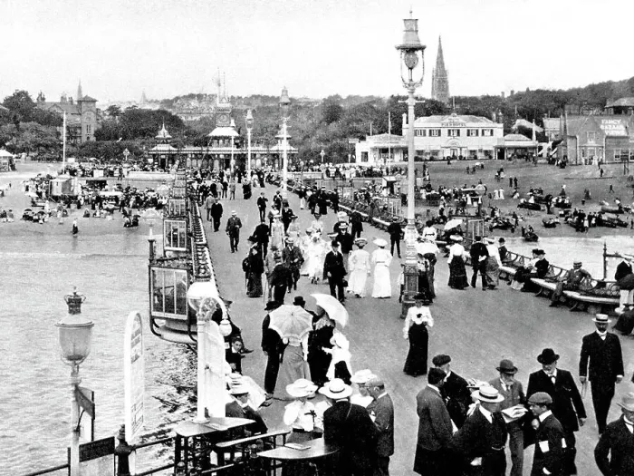 Framed Print : Bournemouth promenade, early 1900s Framed Print : Bournemouth promenade, early 1900s