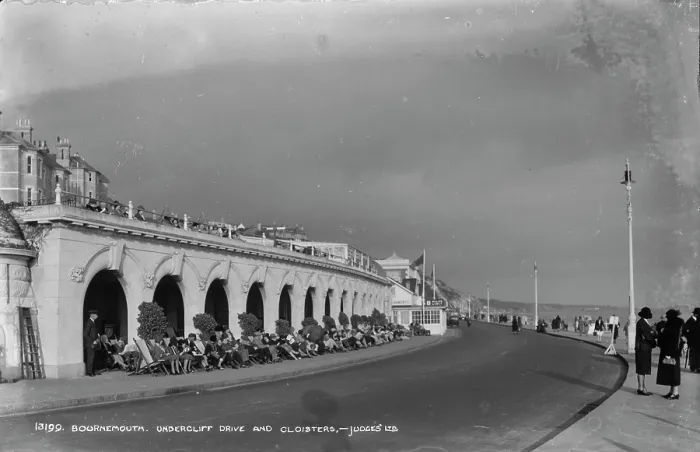Framed Print : Bournemouth Undercliff Drive and Cloisters Framed Print : Bournemouth Undercliff Drive and Cloisters