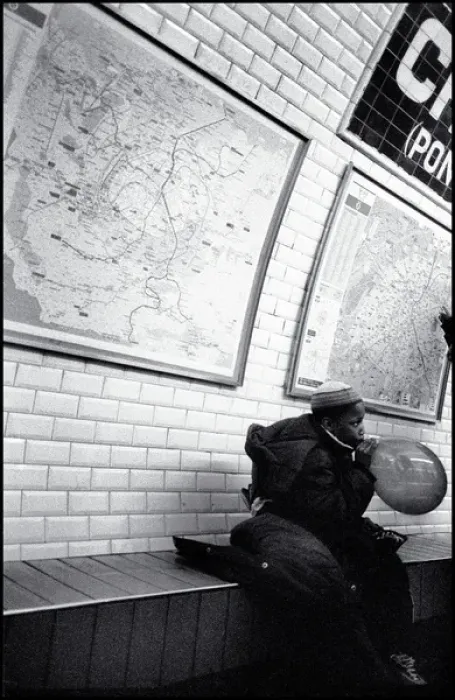 Framed Print : Boy on Pris Metro platform with balloon Framed Print : Boy on Pris Metro platform with balloon