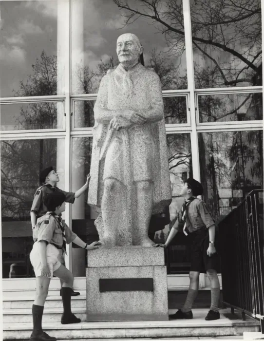 Framed Print : Boys with statue outside Baden Powell House, London Framed Print : Boys with statue outside Baden Powell House, London