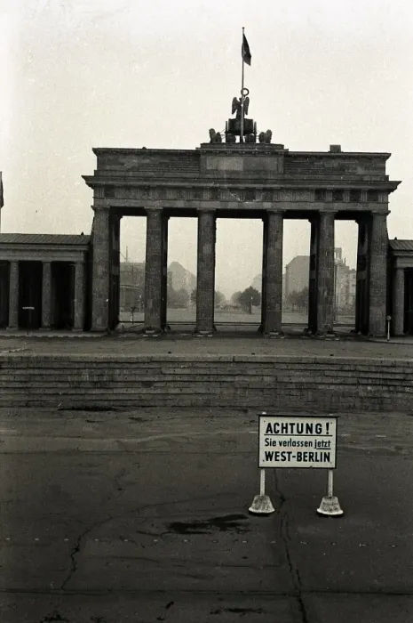 Framed Print : The Brandenburg Gate, Berlin Framed Print : The Brandenburg Gate, Berlin