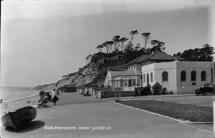 Framed Print : Branksome Chine Beachfront Framed Print : Branksome Chine Beachfront