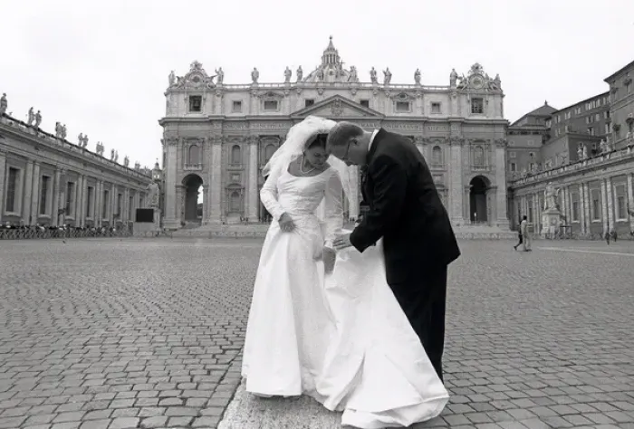 Framed Print : Bride and groom in Rome, Italy Framed Print : Bride and groom in Rome, Italy