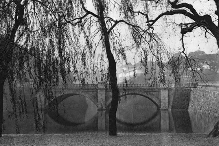 Framed Print : The bridge approaching the Imperial Palace Framed Print : The bridge approaching the Imperial Palace
