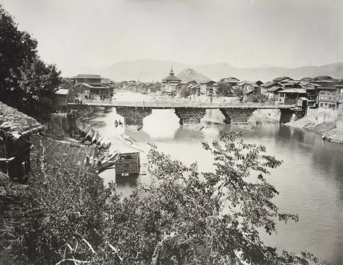 Framed Print : Bridge on River Jhelum, Srinagar, Kashmir, India Framed Print : Bridge on River Jhelum, Srinagar, Kashmir, India