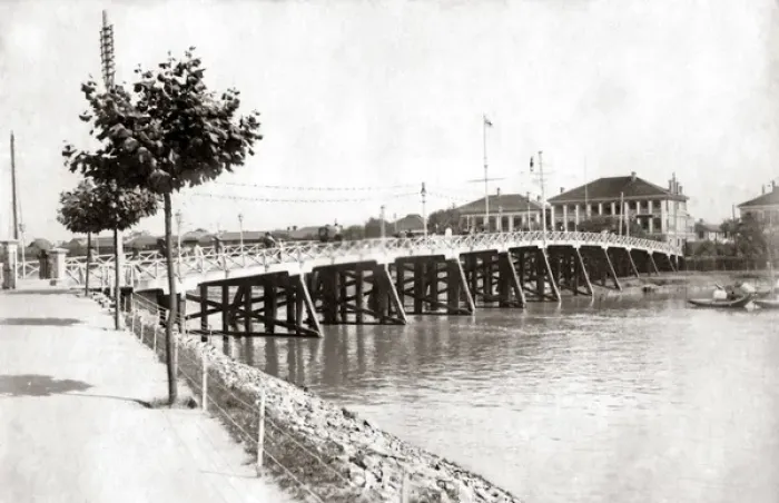 Framed Print : Bridge in Shanghai, China, circa 1890 Framed Print : Bridge in Shanghai, China, circa 1890