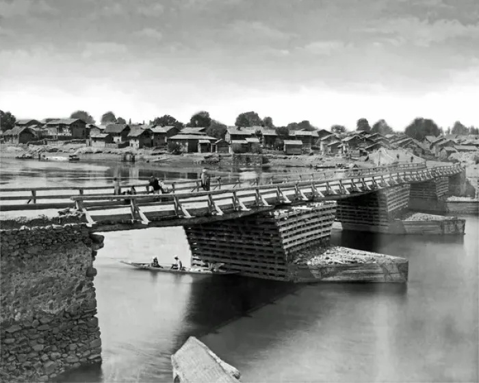 Framed Print : Bridge in Srinagar, Jammu and Kashmir, India