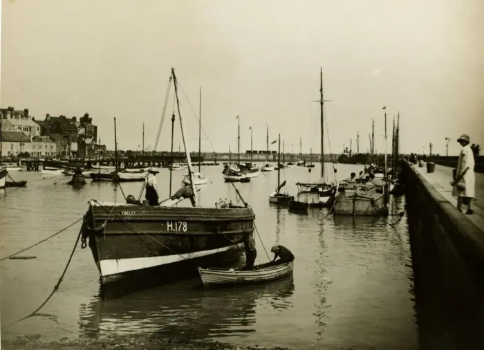 Framed Print : Bridlington Harbour, North Yorkshire Framed Print : Bridlington Harbour, North Yorkshire