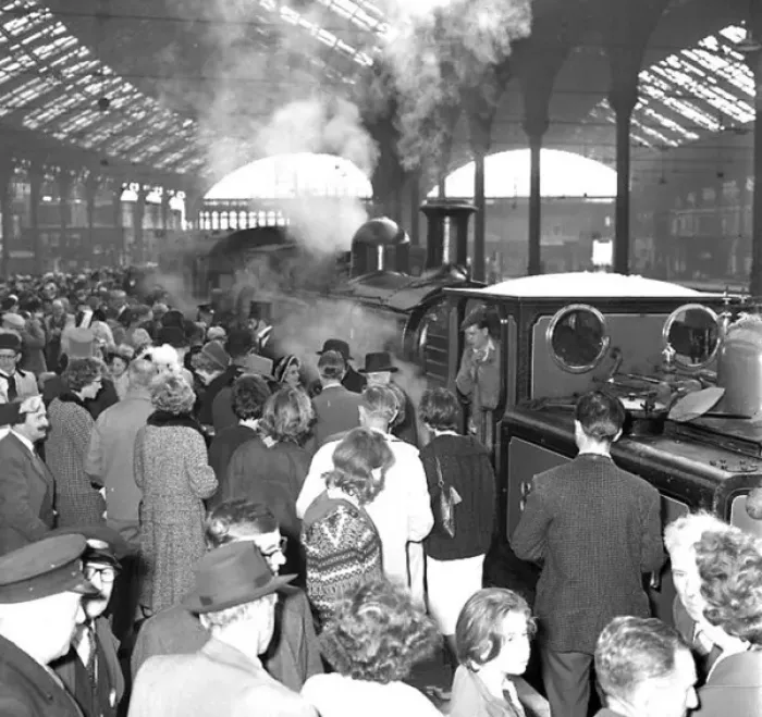 Framed Print : Brighton Blue Belle train in Brighton Station Framed Print : Brighton Blue Belle train in Brighton Station