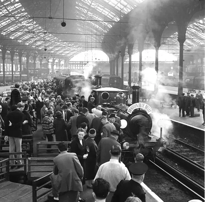Framed Print : Brighton Blue Belle train in Brighton Station Framed Print : Brighton Blue Belle train in Brighton Station