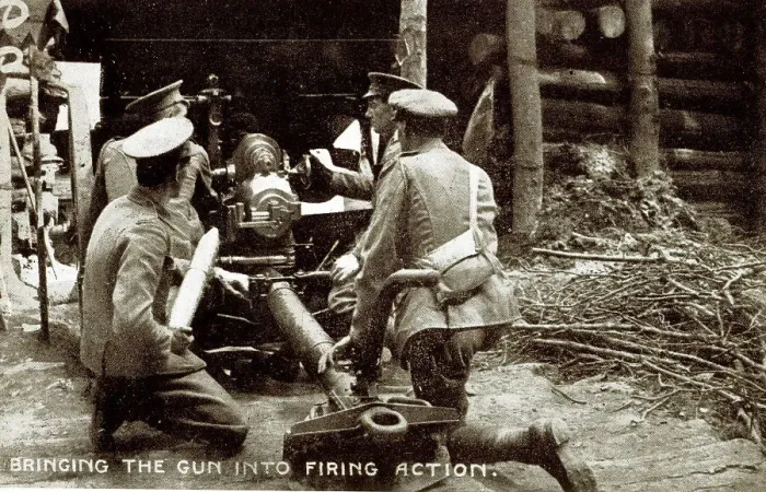 Framed Print : Bringing the gun into firing action, WW1 Framed Print : Bringing the gun into firing action, WW1