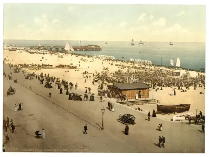 Framed Print : Britannia Pier and parade (i. e. promenade), Yarmouth, Engla Framed Print : Britannia Pier and parade (i. e. promenade), Yarmouth, Engla