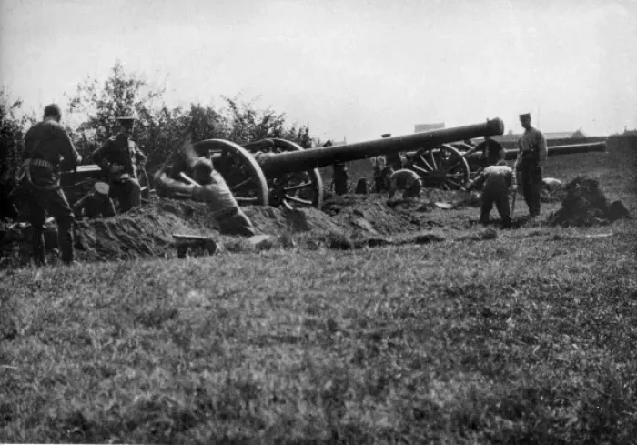 Framed Print : British 4. 7 inch field guns, Western Front, WW1 Framed Print : British 4. 7 inch field guns, Western Front, WW1