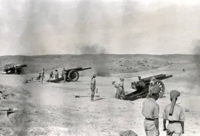 Framed Print : British 60-pounder guns in action, Samarra, WW1 Framed Print : British 60-pounder guns in action, Samarra, WW1