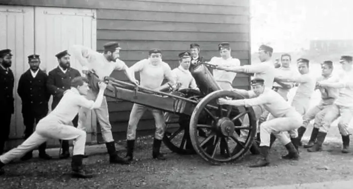 Framed Print : British Army sub-lieutenants training with a field gun Framed Print : British Army sub-lieutenants training with a field gun