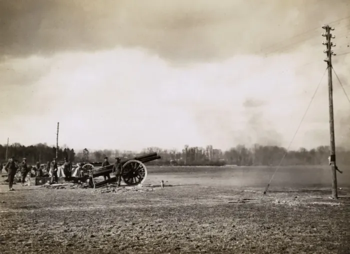 Framed Print : British artillery in action on the Western Front, WW1 Framed Print : British artillery in action on the Western Front, WW1