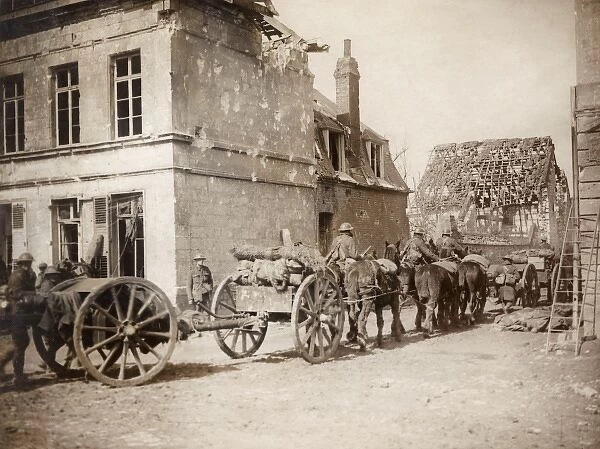British artillerymen advancing, Western Front, WW1