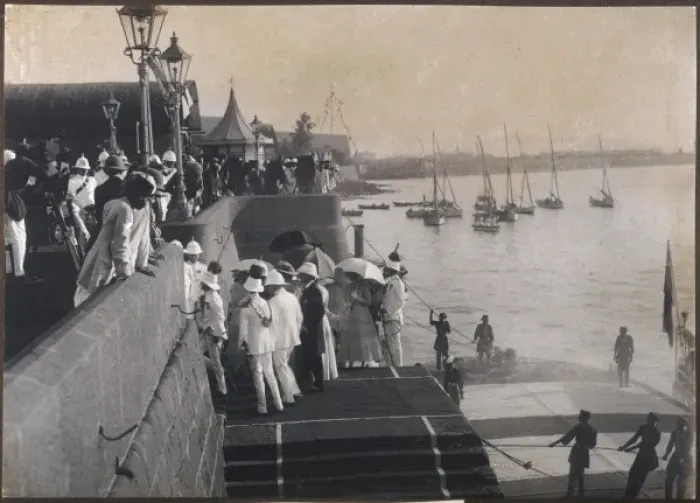 Framed Print : British colonials arrive at Bombay docks, India Framed Print : British colonials arrive at Bombay docks, India