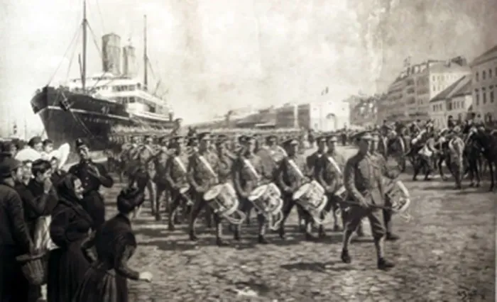 Framed Print : British Expeditionary Force landing in France August 1914 Framed Print : British Expeditionary Force landing in France August 1914