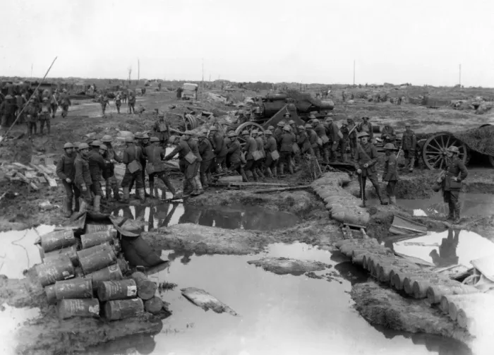 Framed Print : British guns on the Western Front, France, WW1 Framed Print : British guns on the Western Front, France, WW1