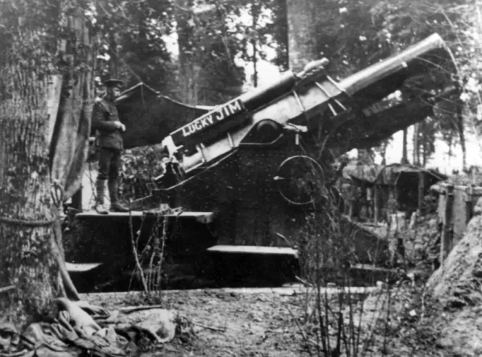 Framed Print : British Howitzer in action, Battle of Albert, France, WW1 Framed Print : British Howitzer in action, Battle of Albert, France, WW1