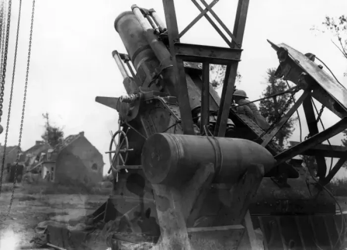 Framed Print : British Howitzer in action, Western Front, WW1 Framed Print : British Howitzer in action, Western Front, WW1