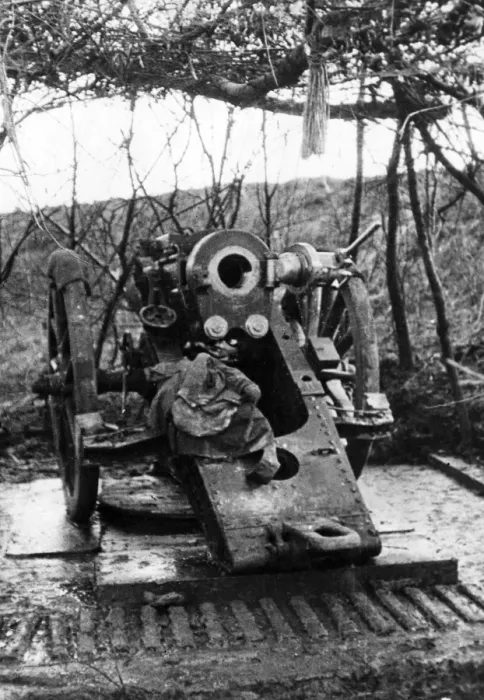 Framed Print : British Howitzer near Albert, France, WW1 Framed Print : British Howitzer near Albert, France, WW1
