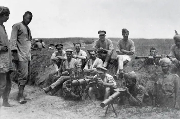 Framed Print : British and Indian machine gunners with Vickers machine gun