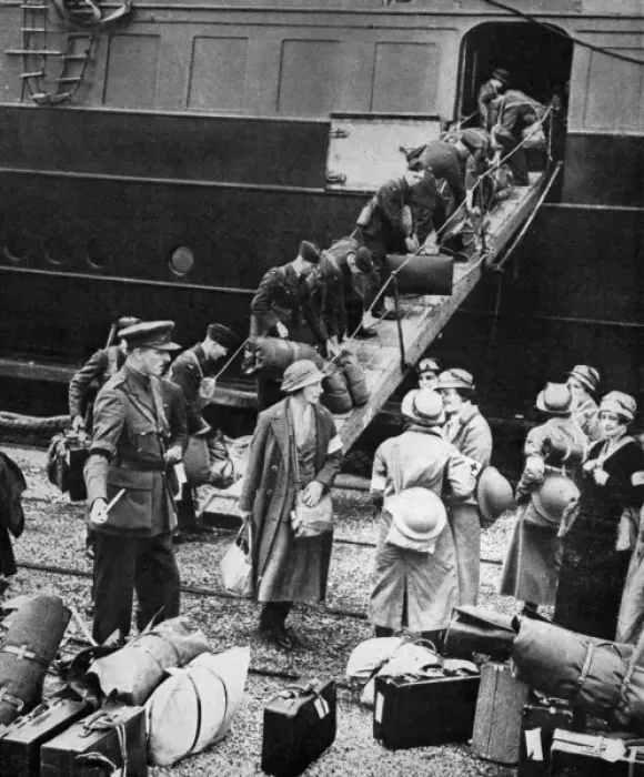 Framed Print : British nurses and airmen land in France, 1939 Framed Print : British nurses and airmen land in France, 1939