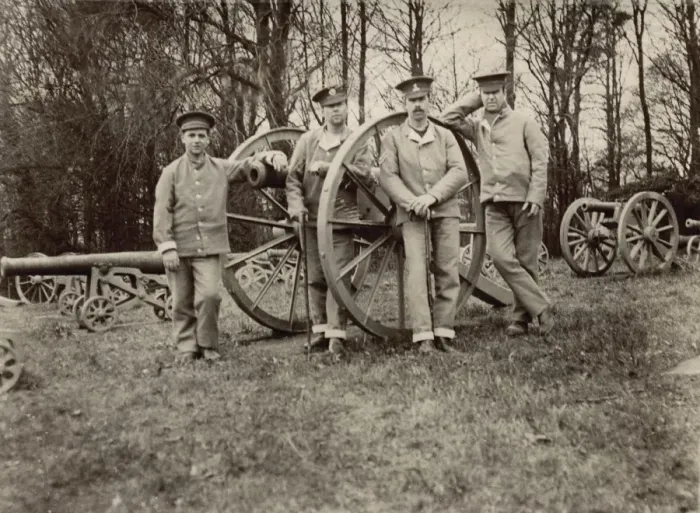 Framed Print : British patients with Quex cannon collection Framed Print : British patients with Quex cannon collection