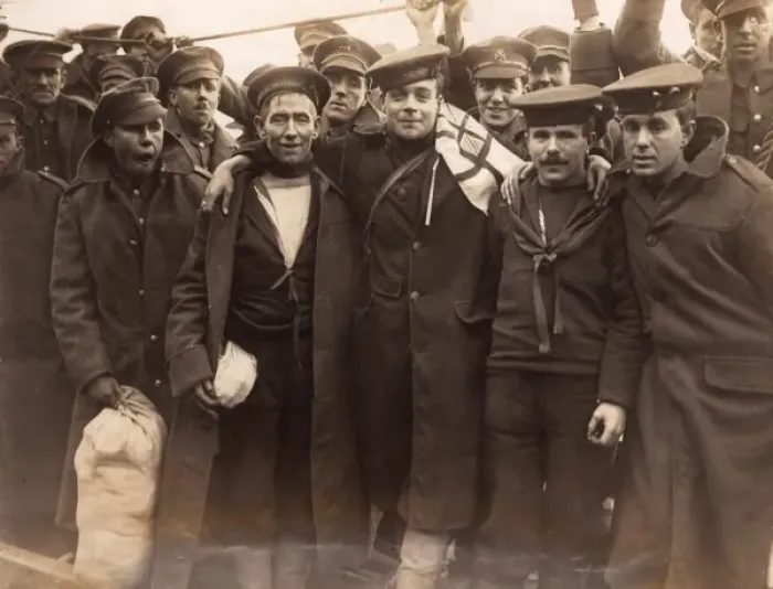 Framed Print : British prisoners of war arriving at Hull from Germany, WW1 Framed Print : British prisoners of war arriving at Hull from Germany, WW1