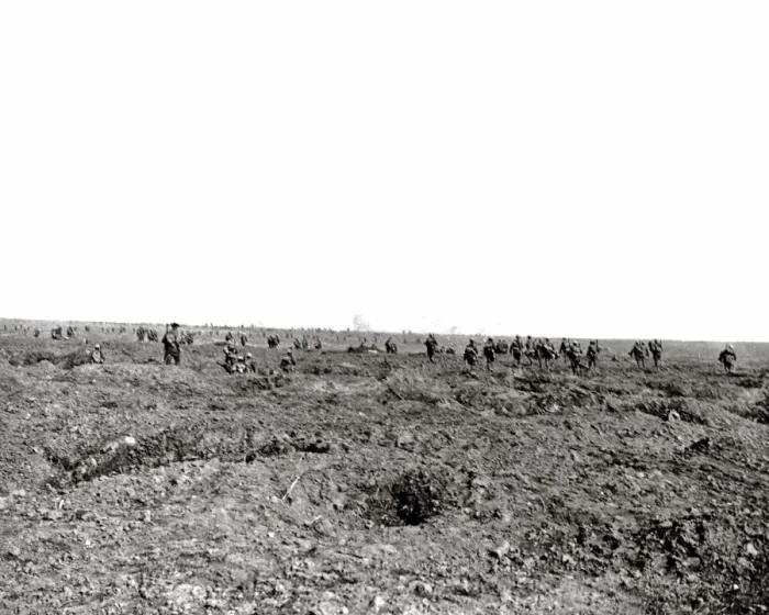 Framed Print : British soldiers in action on battlefield, WW1 Framed Print : British soldiers in action on battlefield, WW1