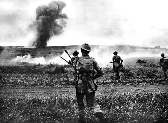 Framed Print : British Soldiers advance in Tunisia; Second World War, 1943 Framed Print : British Soldiers advance in Tunisia; Second World War, 1943