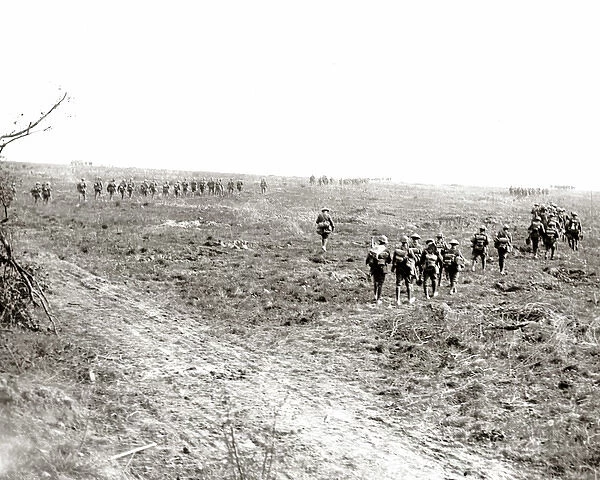 British soldiers advancing on Western Front, WW1
