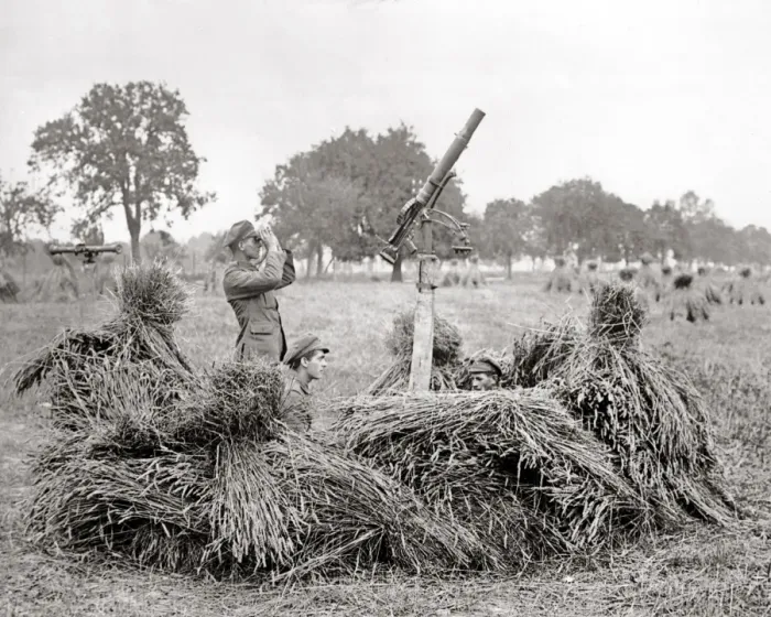 Framed Print : British soldiers with anti-aircraft gun, Western Front, WW1 Framed Print : British soldiers with anti-aircraft gun, Western Front, WW1