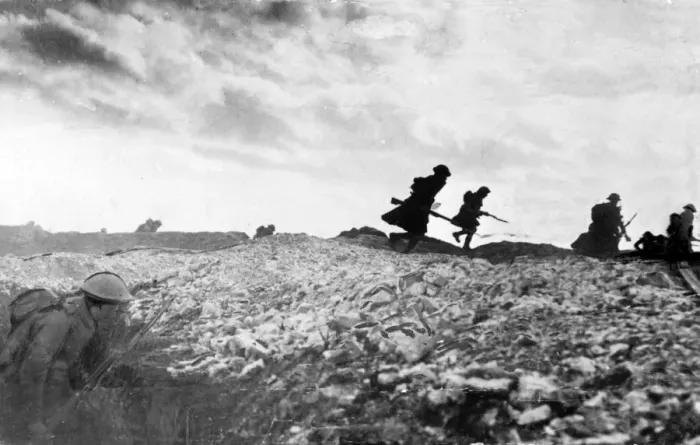 Framed Print : British soldiers in combat on the Western Front, WW1 Framed Print : British soldiers in combat on the Western Front, WW1