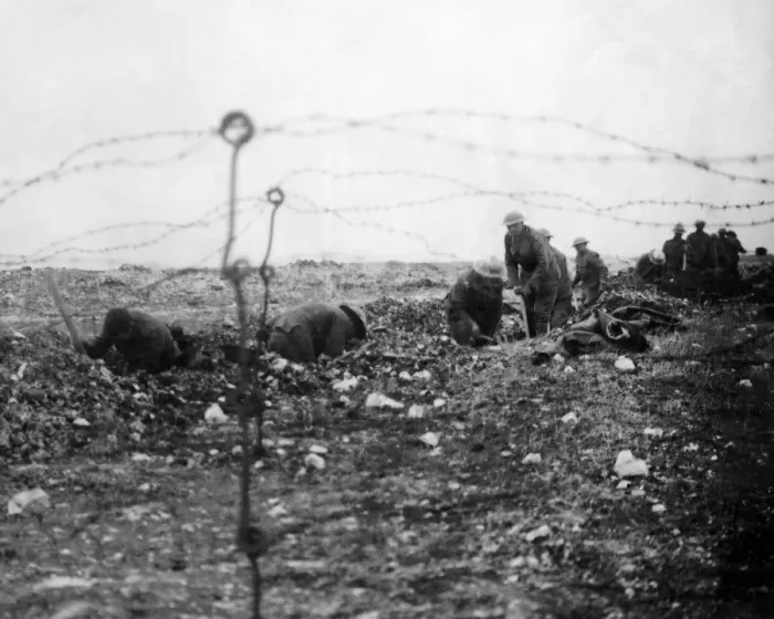 Framed Print : British soldiers digging a trench, WW1 Framed Print : British soldiers digging a trench, WW1