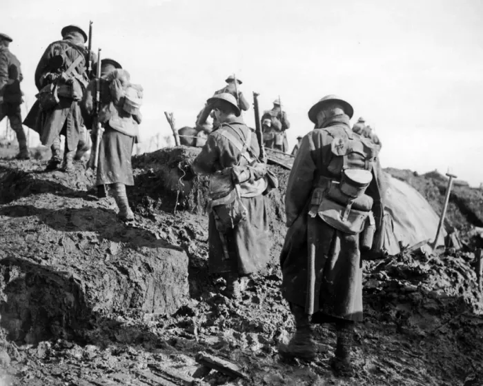 Framed Print : British soldiers heading for the trenches, WW1