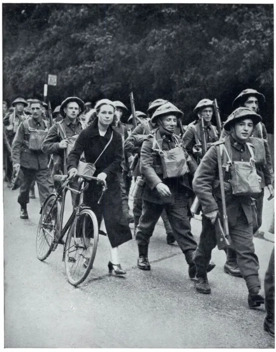 Framed Print : British soldiers marching in full uniforms, September 1939 Framed Print : British soldiers marching in full uniforms, September 1939