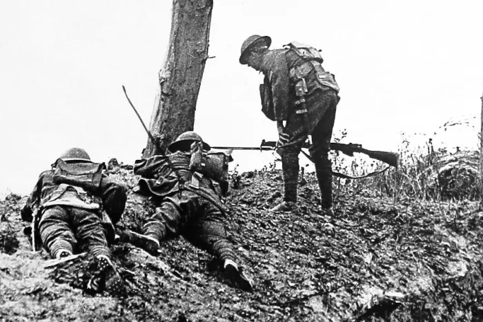 Framed Print : British troops advancing at Bernafay Wood - WW1 Framed Print : British troops advancing at Bernafay Wood - WW1