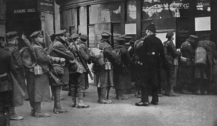 Framed Print : British troops arrive from the trenches at Waterloo Station Framed Print : British troops arrive from the trenches at Waterloo Station