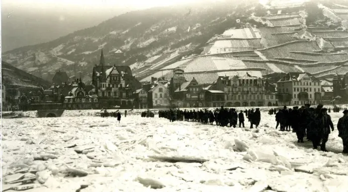 Framed Print : British troops crossing the frozen Rhine, Germany Framed Print : British troops crossing the frozen Rhine, Germany
