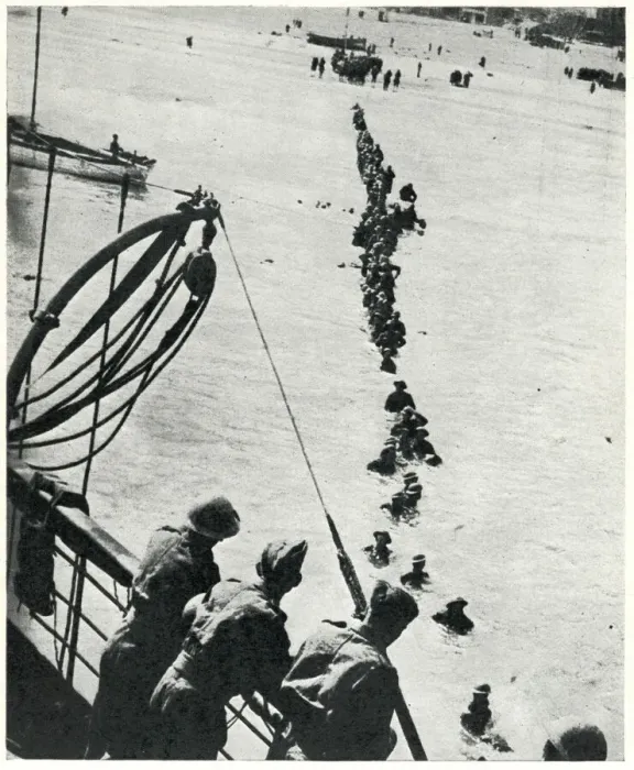 Framed Print : British troops evacuating from Dunkirk, WW2 Framed Print : British troops evacuating from Dunkirk, WW2