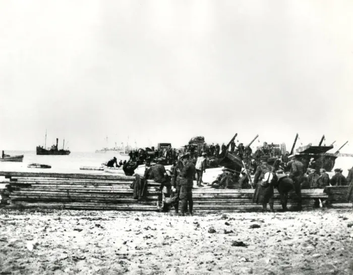 Framed Print : British troops landing at Rendine Bay, Gallipoli, WW1 Framed Print : British troops landing at Rendine Bay, Gallipoli, WW1
