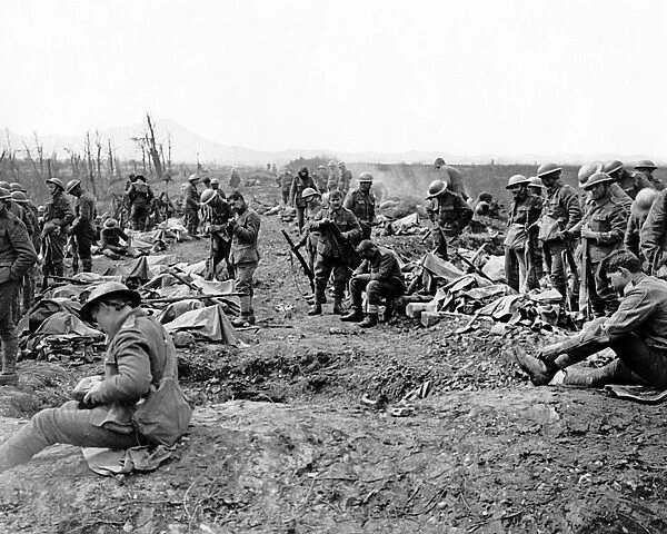 British troops resting and cleaning weapons, WW1