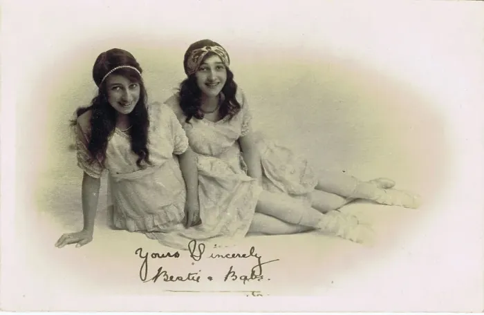 Framed Print : The British variety sister team of Beatie and Babs, 1920s Framed Print : The British variety sister team of Beatie and Babs, 1920s