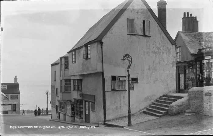 Framed Print : Bottom of Broad Street, Lyme Regis Framed Print : Bottom of Broad Street, Lyme Regis