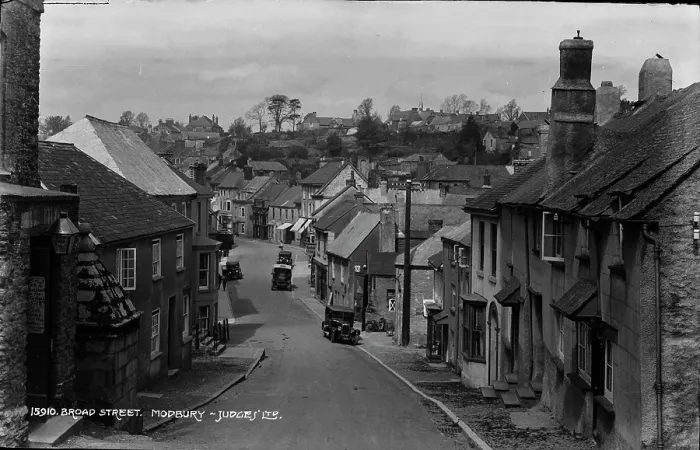 Framed Print : Broad Street in Modbury Framed Print : Broad Street in Modbury